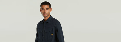 Camisa Dakota Slim en modelo masculino, con corte entallado y diseño elegante, color negro, frente con botones.