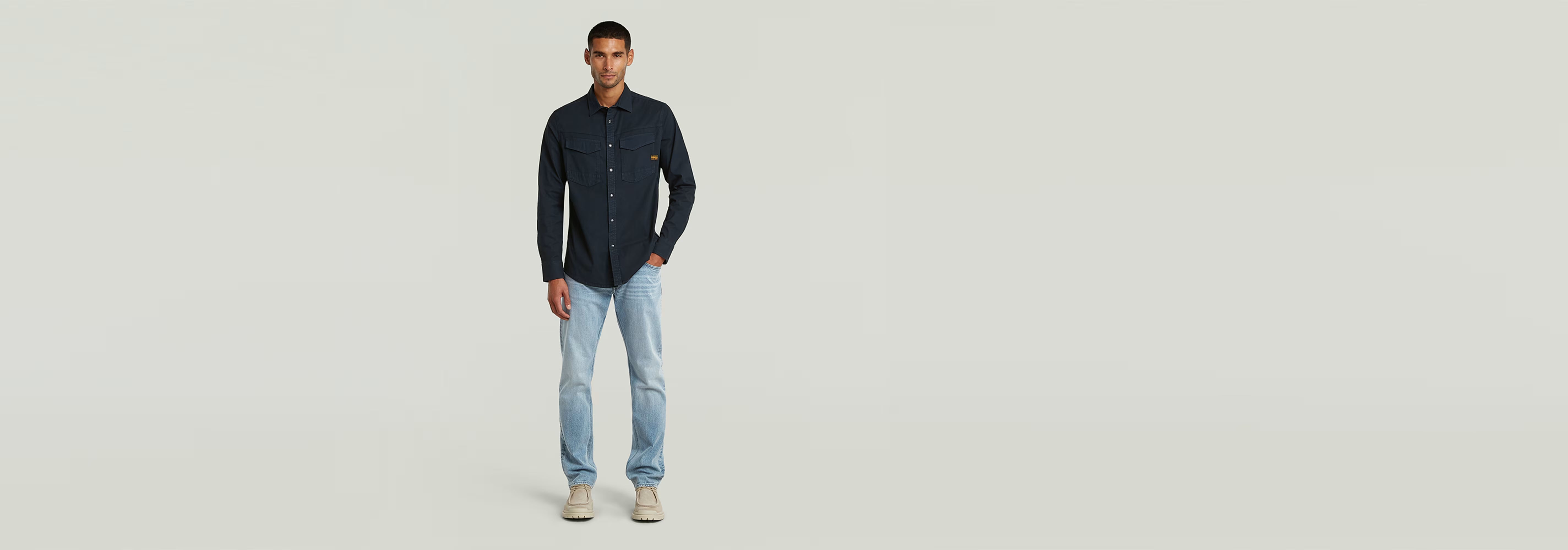 Hombre vistiendo la Camisa Dakota Slim con jeans claros, mostrando un estilo elegante y moderno.