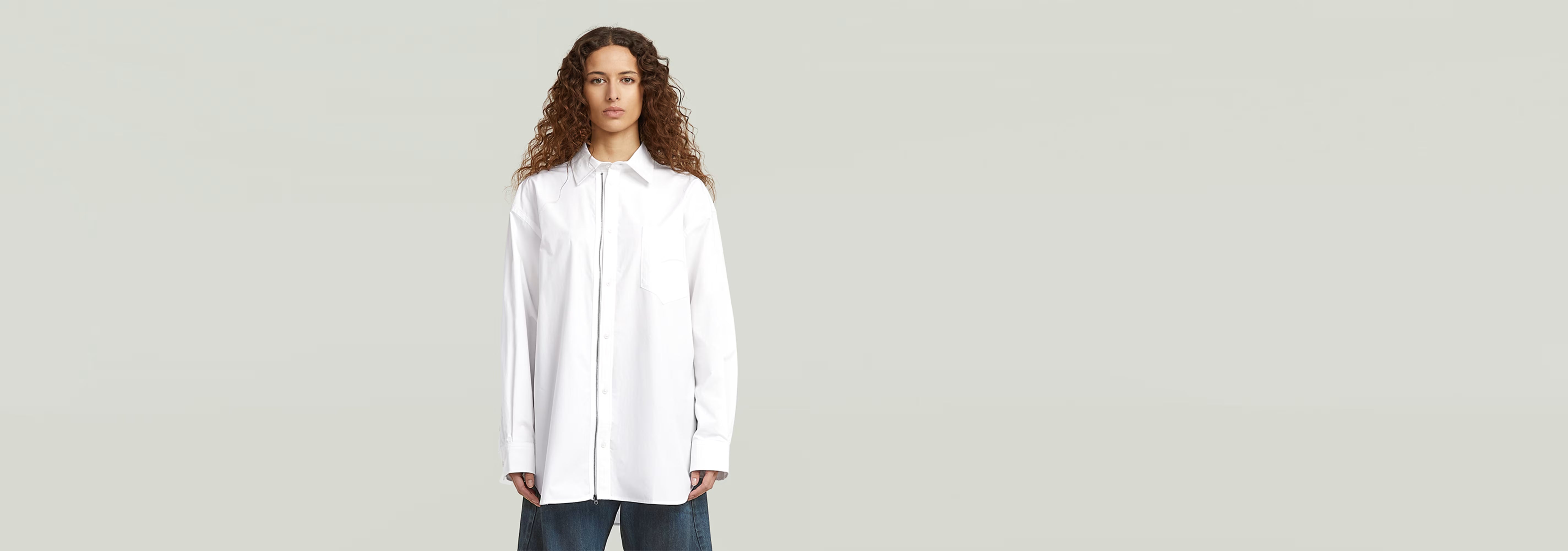 Camisa extragrande de popelín con cremallera en color blanco, con diseño clásico y detalles modernos.