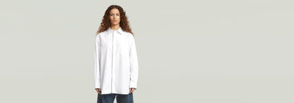 Camisa extragrande de popelín con cremallera en color blanco, con diseño clásico y detalles modernos.