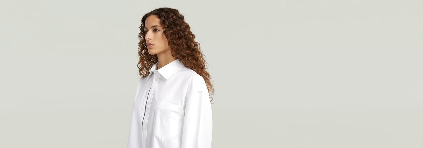 Camisa extragrande de popelín con cremallera en color blanco, diseño clásico con funcionalidad moderna.