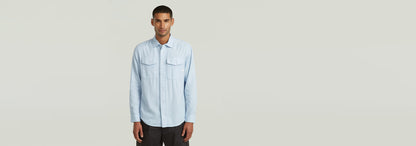 Modelo masculino usando la Camisa Marine Slim de corte ajustado y bolsillos en el pecho.