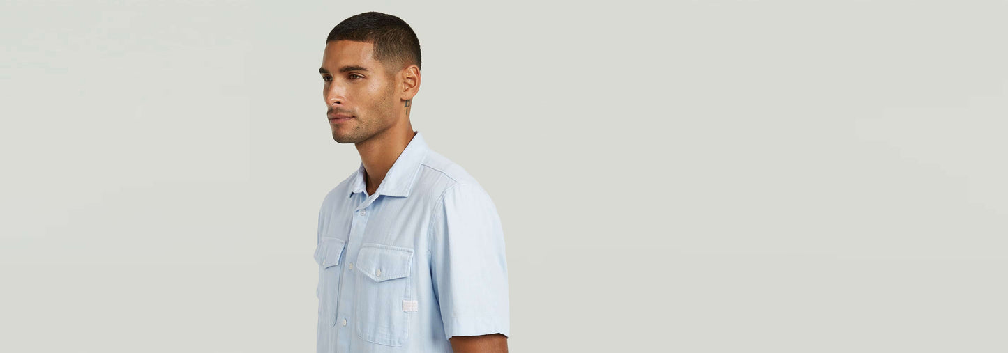 Hombre usando la Camisa Marine Slim con corte ajustado y bolsillos en el pecho, color azul claro.