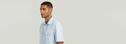 Hombre usando la Camisa Marine Slim con corte ajustado y bolsillos en el pecho, color azul claro.