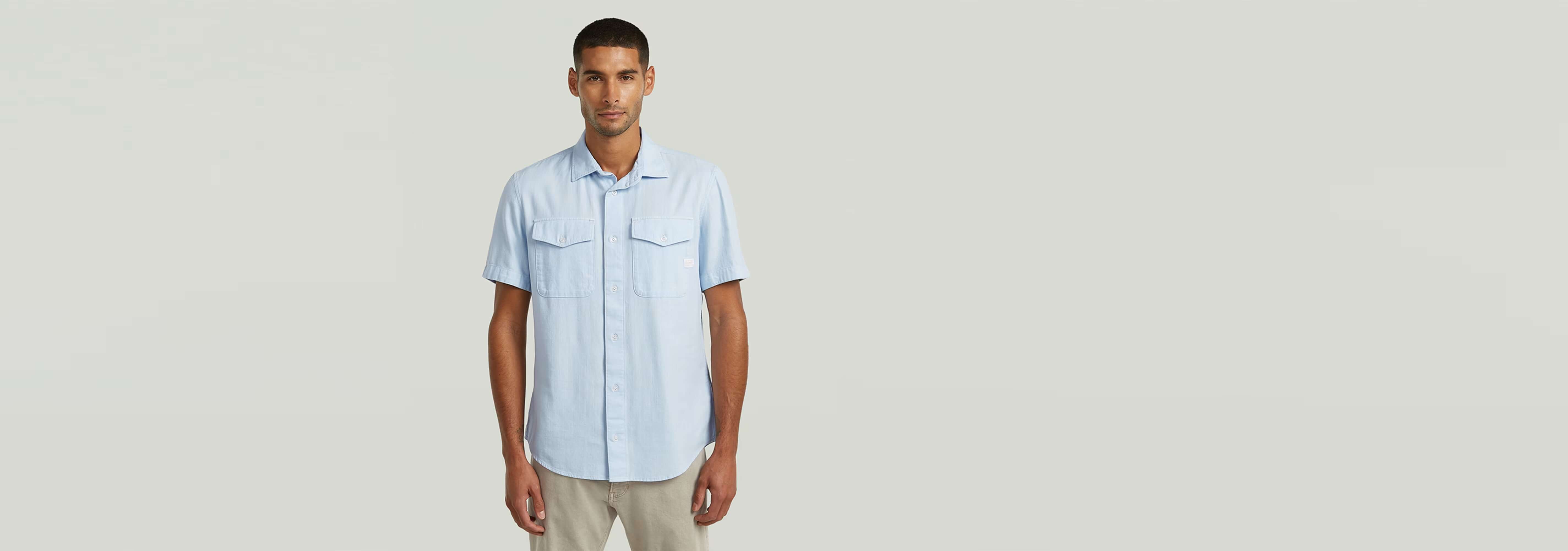 Camisa Marine Slim modelo en color azul claro con corte ajustado y bolsillos en el pecho.