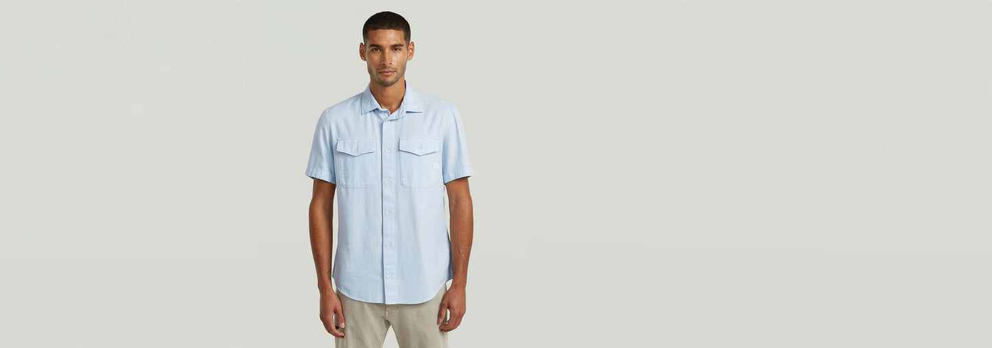 Camisa Marine Slim modelo en color azul claro con corte ajustado y bolsillos en el pecho.