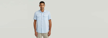 Camisa Marine Slim modelo en color azul claro con corte ajustado y bolsillos en el pecho.