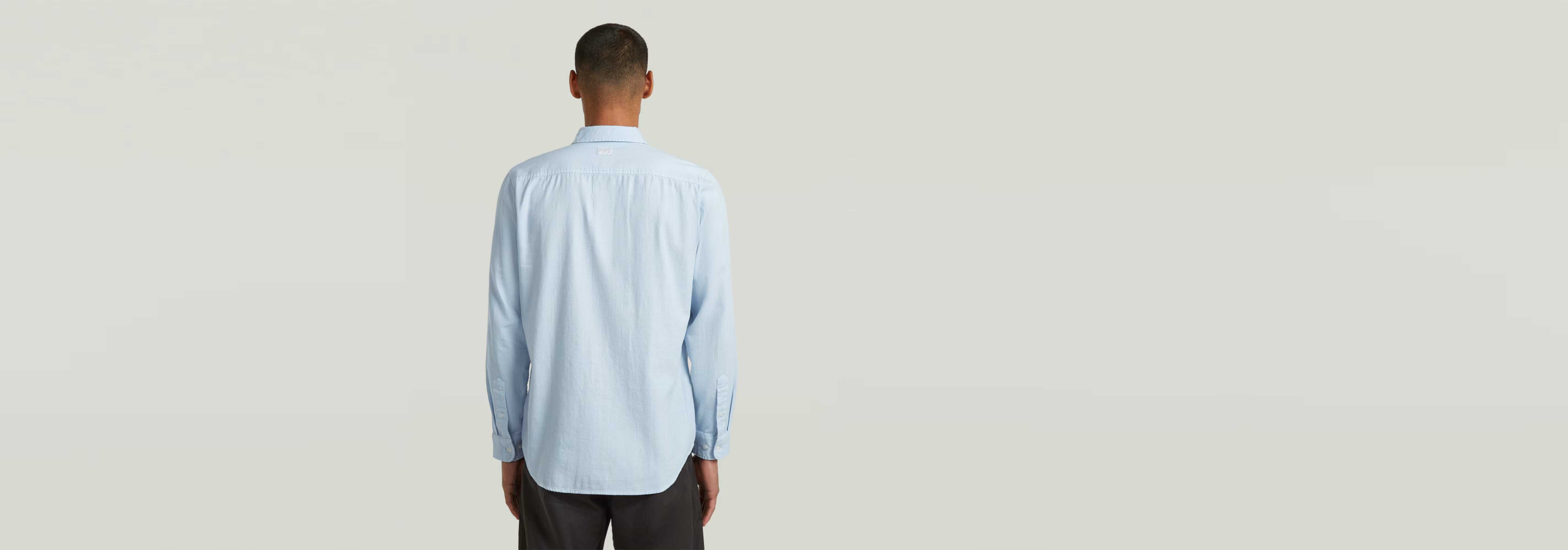 Camisa Marine Slim vista trasera, corte ajustado y bajo redondeado, ideal para un look elegante y moderno.