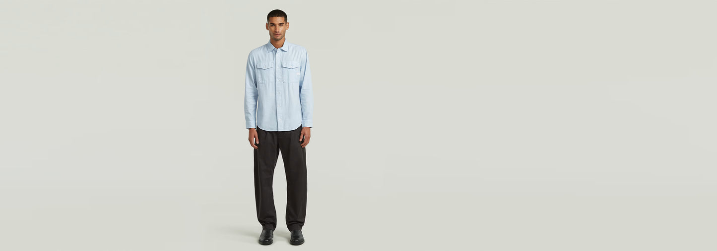 Modelo vistiendo la Camisa Marine Slim de corte ajustado y bolsillos con solapa.