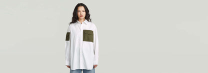 Camisa Multipocket de manga larga en color blanco con bolsillos verdes y corte holgado