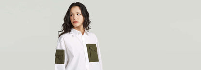 Modelo vistiendo una Camisa Multipocket de manga larga con bolsillos de parche en color blanco y verde.