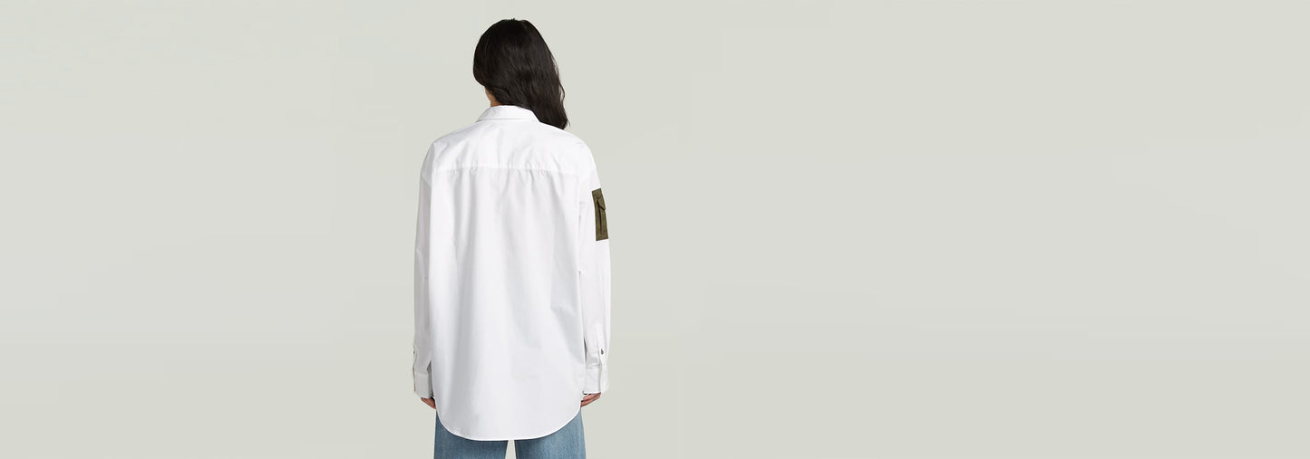 Camisa Multipocket de manga larga vista desde atrás, con diseño de bolsillos funcionales y corte holgado.
