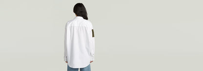 Camisa Multipocket de manga larga vista desde atrás, con diseño de bolsillos funcionales y corte holgado.