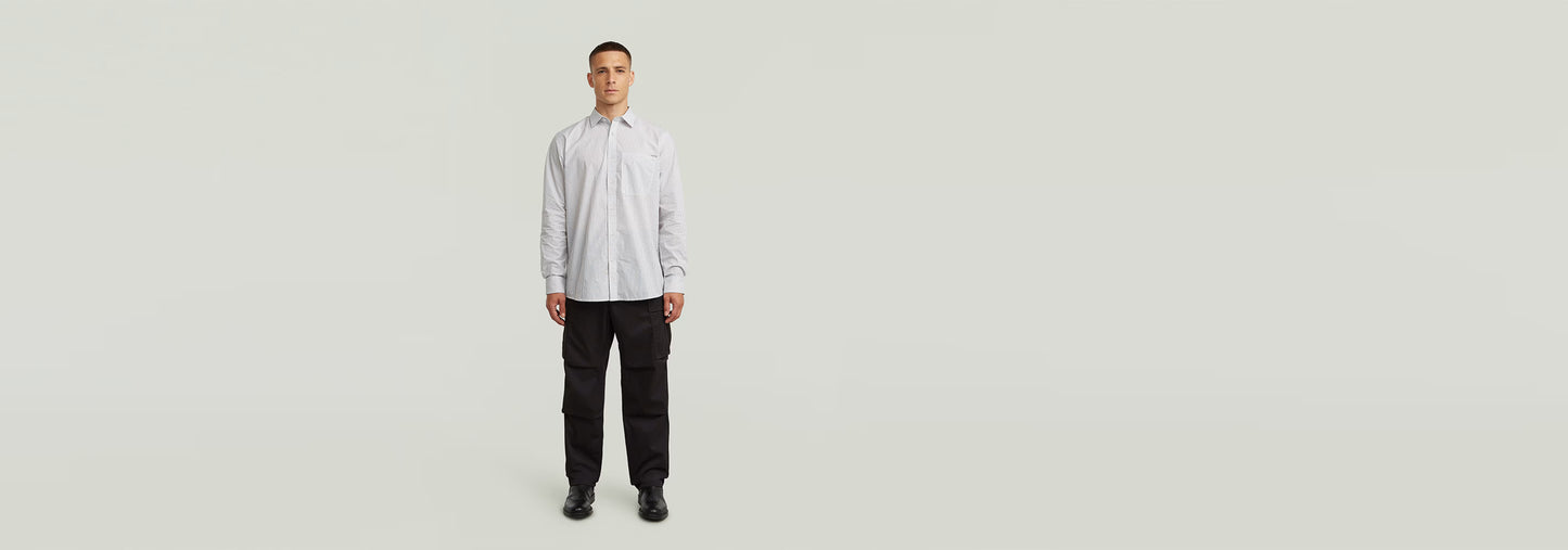 Modelo usando Camisa One Pocket Regular de manga larga con cierre de botones y cuello clásico.