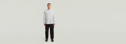Modelo usando Camisa One Pocket Regular de manga larga con cierre de botones y cuello clásico.
