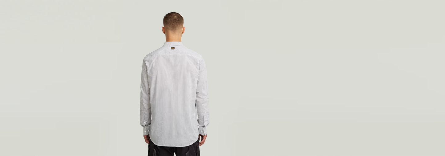 Vista trasera de la camisa One Pocket Regular de manga larga con motivo de rayas y cierre de botones.