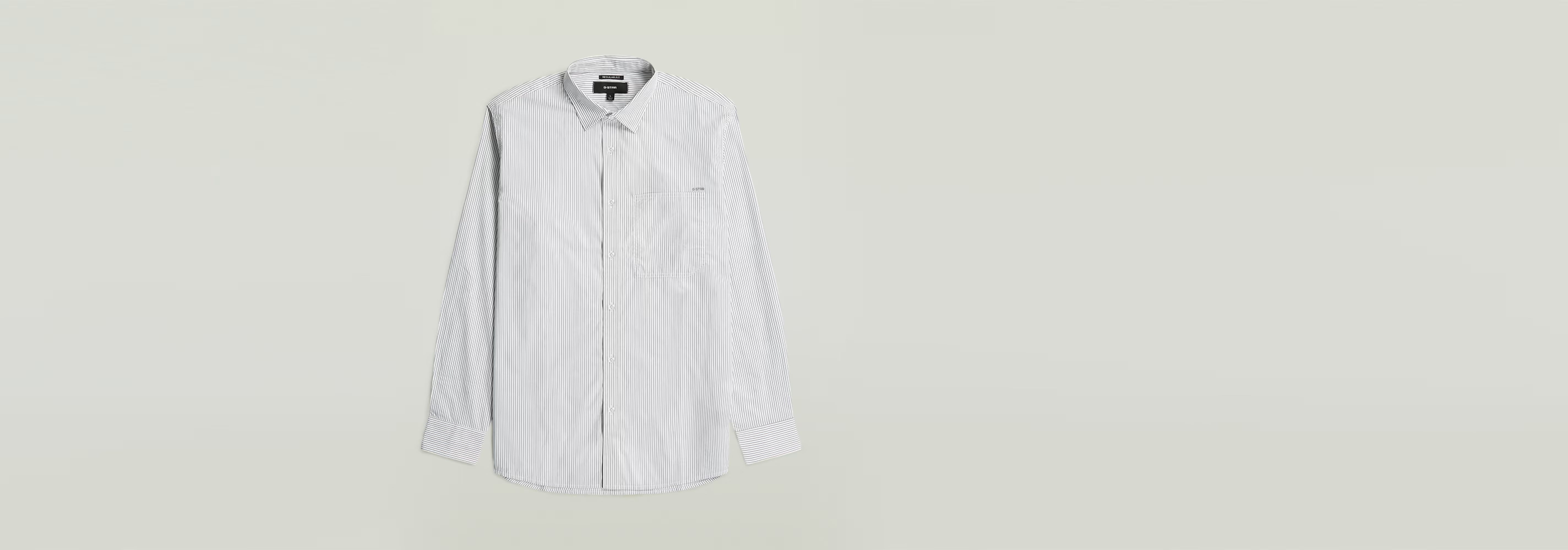Camisa One Pocket Regular blanca de manga larga con cierre de botones y un bolsillo en el pecho.
