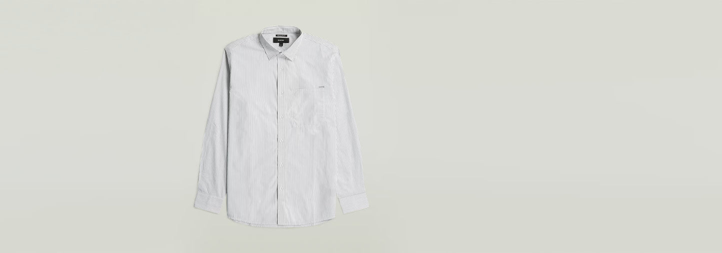 Camisa One Pocket Regular blanca de manga larga con cierre de botones y un bolsillo en el pecho.