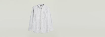 Camisa One Pocket Regular blanca de manga larga con cierre de botones y un bolsillo en el pecho.