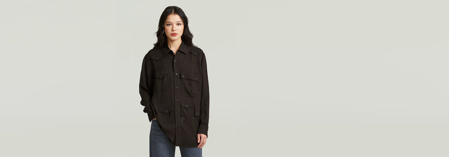 Camisa Relaxed Pocket en color negro, con cierre de botones y diseño informal, ideal para un look versátil.
