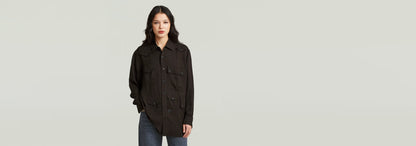 Camisa Relaxed Pocket en color negro, con cierre de botones y diseño informal, ideal para un look versátil.