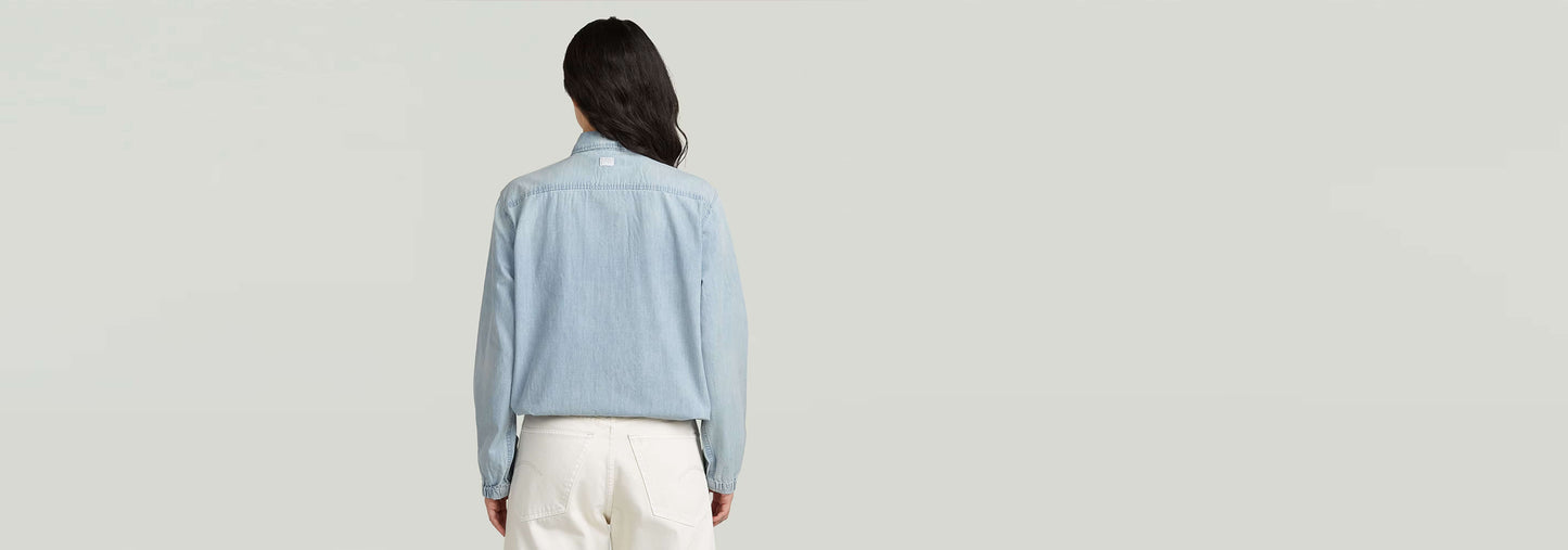 Vista trasera de la Camisa Relaxed Zip, mostrando su diseño moderno y corte relajado.