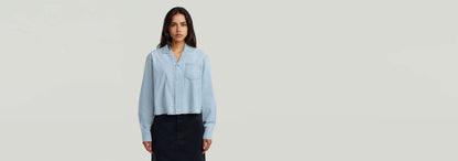 Camisa Resort Boxy Relaxed, camisa de algodón ligero con corte relajado y bolsillo en el pecho, modelo luciendo en fondo neutro.