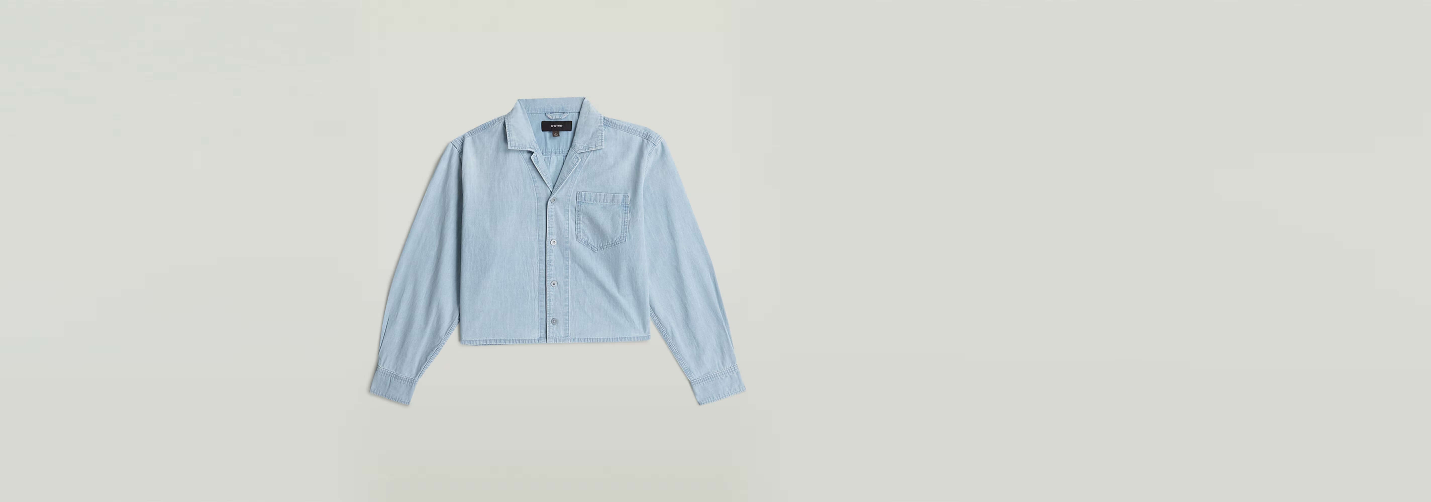 Camisa Resort Boxy Relaxed en color azul claro, con cuello de camisa y corte relajado.