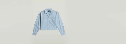 Camisa Resort Boxy Relaxed en color azul claro, con cuello de camisa y corte relajado.