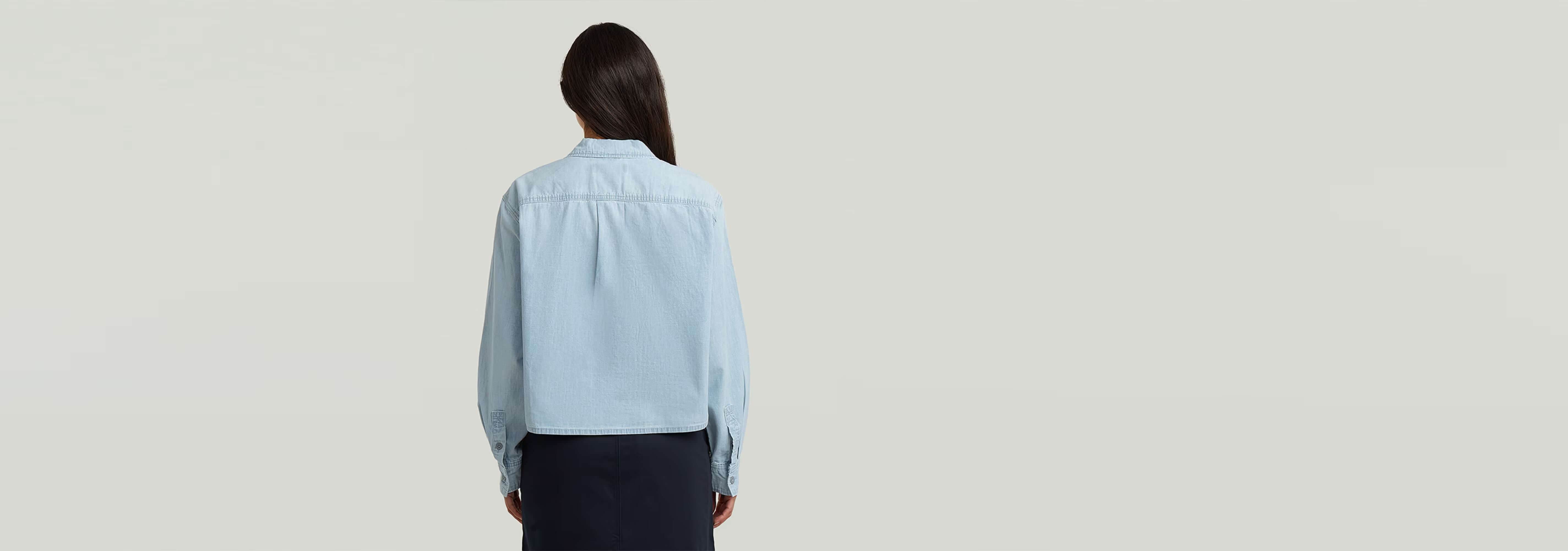 Camisa Resort Boxy Relaxed vista posterior en color azul claro, con corte relajado y cuello clásico.