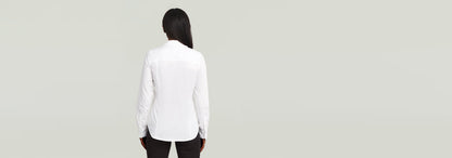 Camisa Slim Poplin Long Sleeve vista trasera en color blanco, manga larga y cierre de botones.