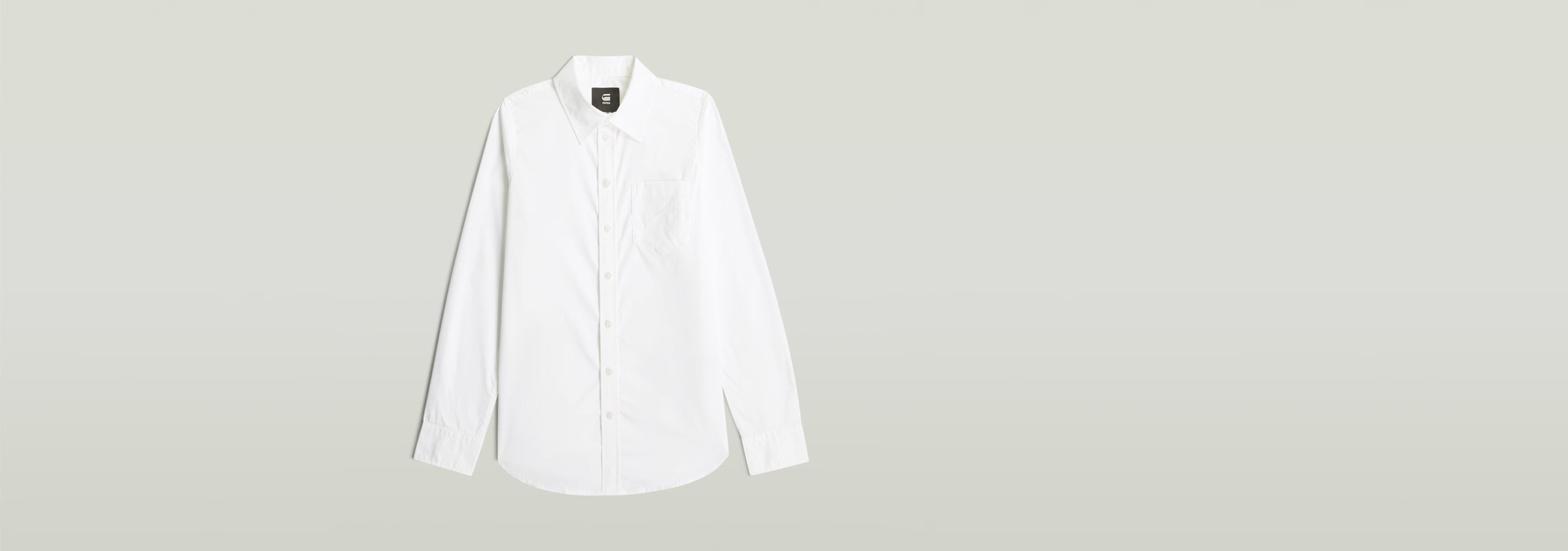 Camisa Slim Poplin Long Sleeve, manga larga, cierre de botones, blanca sobre fondo claro.