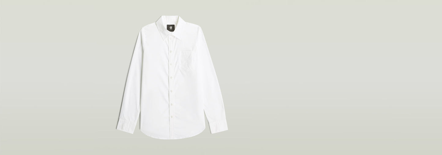 Camisa Slim Poplin Long Sleeve, manga larga, cierre de botones, blanca sobre fondo claro.