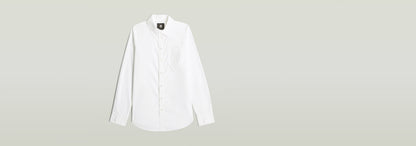 Camisa Slim Poplin Long Sleeve, manga larga, cierre de botones, blanca sobre fondo claro.