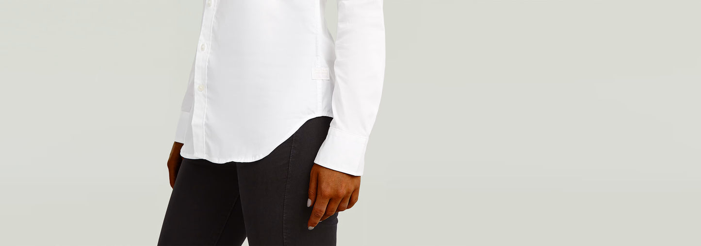 Camisa Slim Poplin Long Sleeve de manga larga y algodón ecológico con cierre de botones.