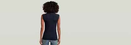 Camiseta 2nd Skin Mock vista trasera, elegante y ajustada, ideal para un look moderno.