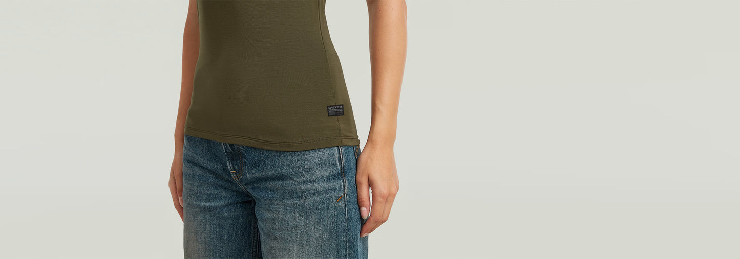 Mujer usando la camiseta 2nd Skin Mock de corte ajustado y cuello de tortuga, combinada con jeans.