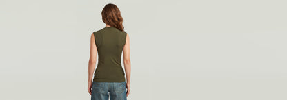 Camiseta 2nd Skin Mock vista trasera en color olivo, con corte superajustado y elegante cuello de tortuga.
