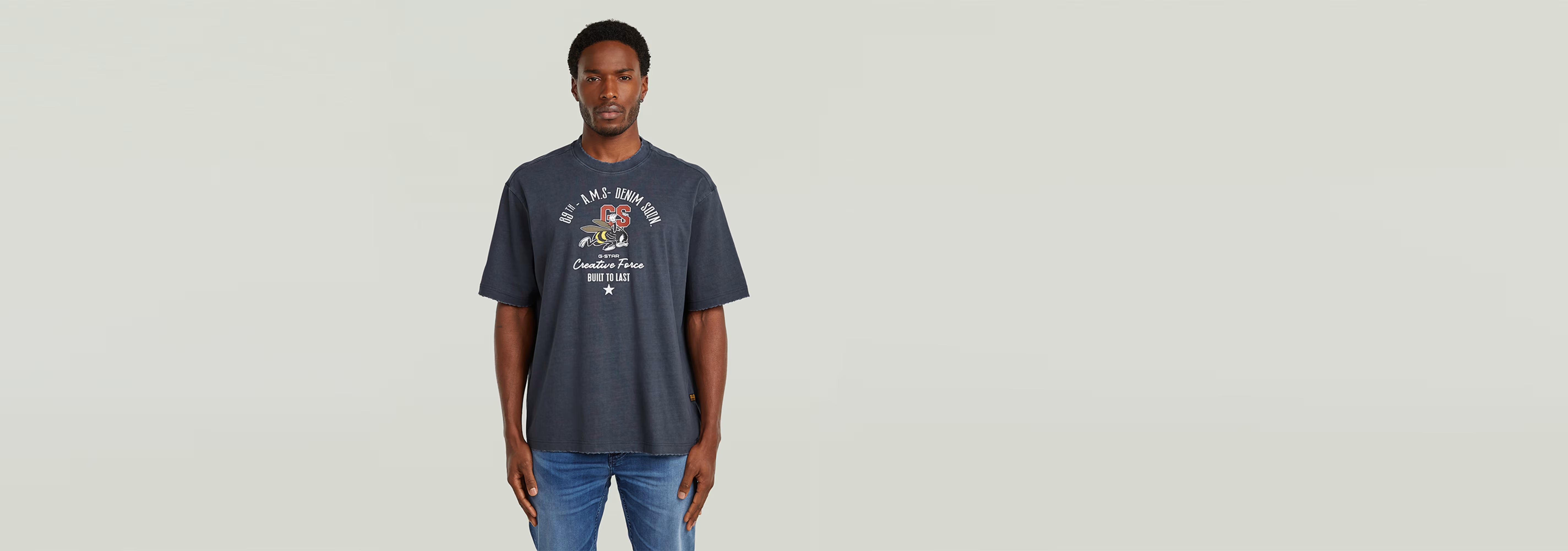 Camiseta Angry Bee Loose en color gris oscuro, con estampado gráfico y corte relajado, vista frontal.