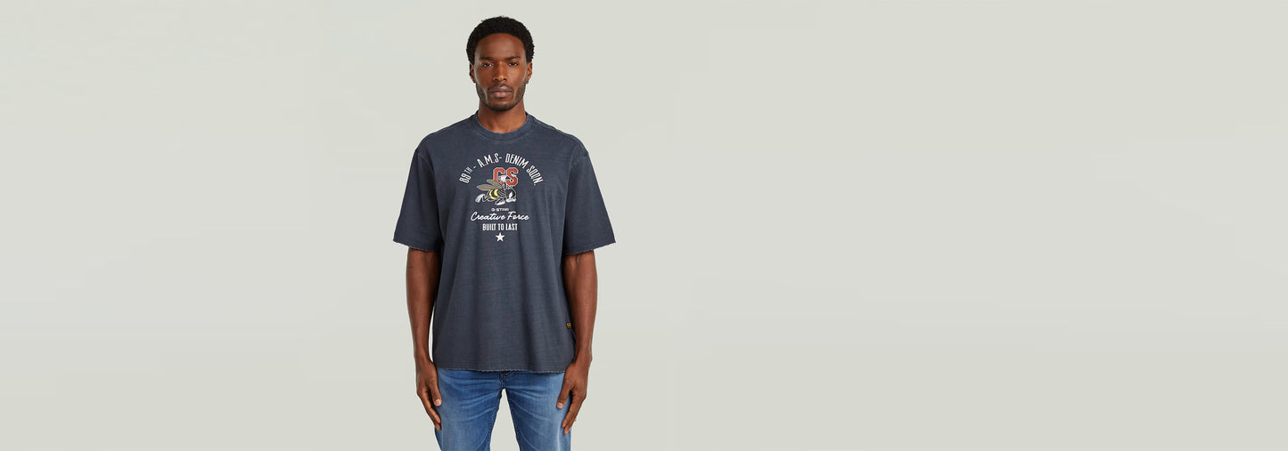 Camiseta Angry Bee Loose en color gris oscuro, con estampado gráfico y corte relajado, vista frontal.