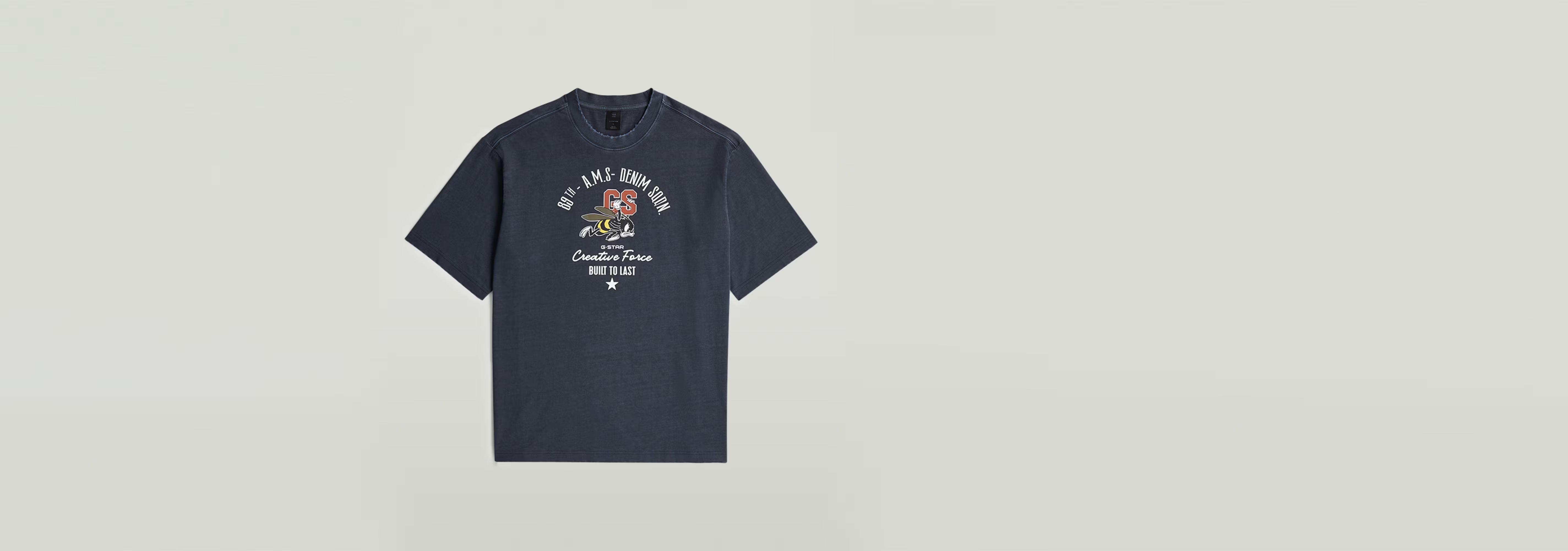 Camiseta Angry Bee Loose con corte relajado, cuello redondo y estampado gráfico en la parte delantera.