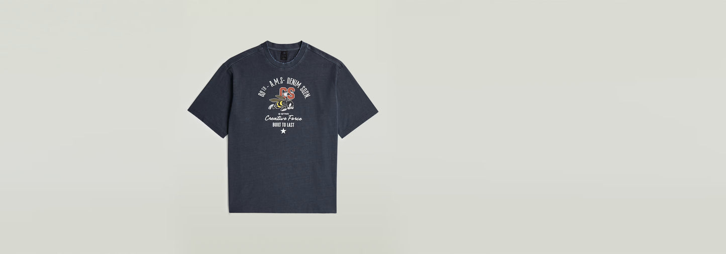 Camiseta Angry Bee Loose con corte relajado, cuello redondo y estampado gráfico en la parte delantera.