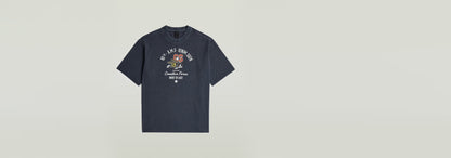 Camiseta Angry Bee Loose con corte relajado, cuello redondo y estampado gráfico en la parte delantera.