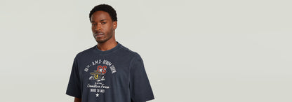 Camiseta Angry Bee Loose en color azul marino con estampado gráfico en el frente, corte relajado y cuello redondo.