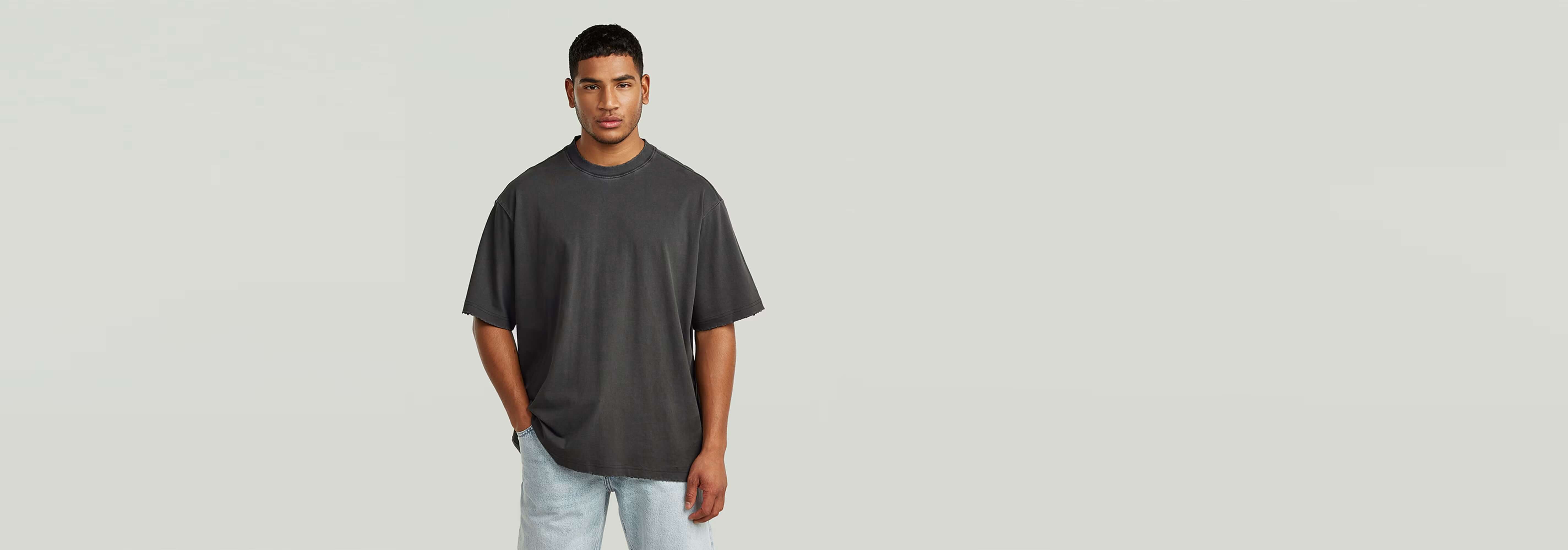 Model wearing Camiseta Back Graphic Loose, featuring a loose fit and round neck design.