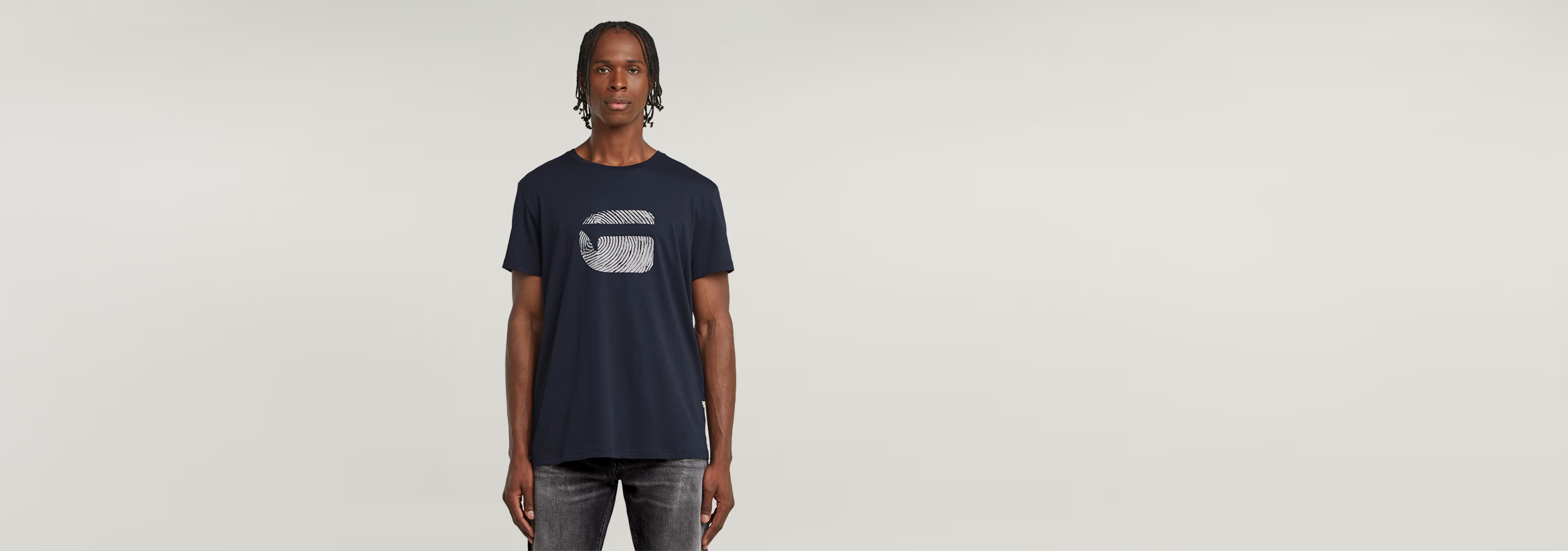 Camiseta Fingerprint de corte regular con estampado gráfico en el pecho, color azul marino, 100% algodón ecológico.