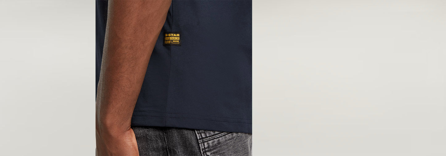 Camiseta Fingerprint en color azul marino con etiqueta G-Star en la costura lateral.