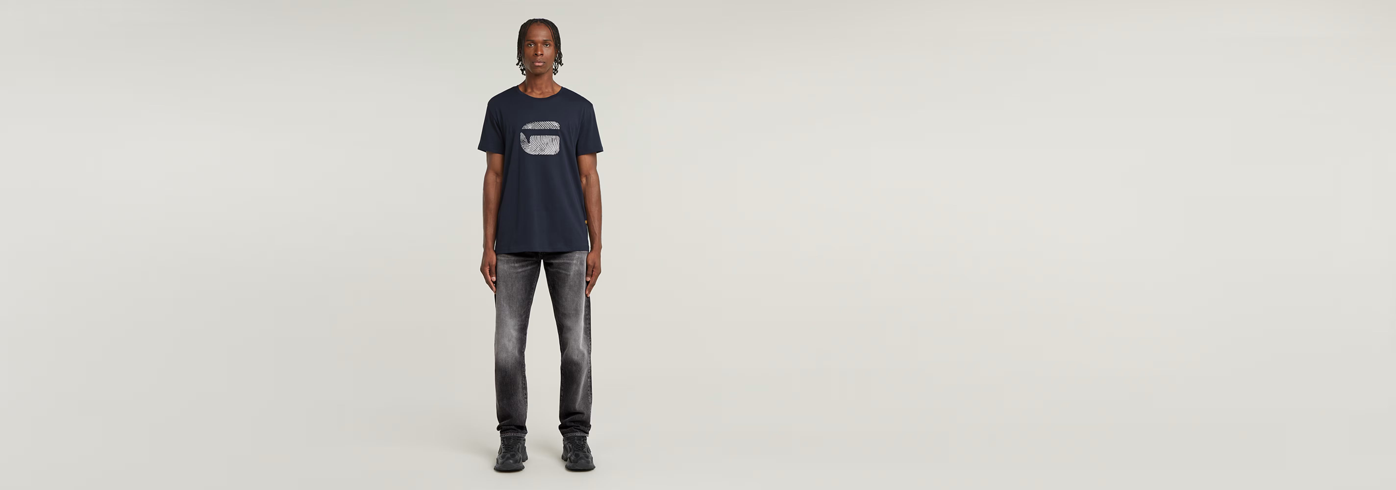 Modelo vistiendo la camiseta Fingerprint con corte regular y estampado gráfico en el pecho.