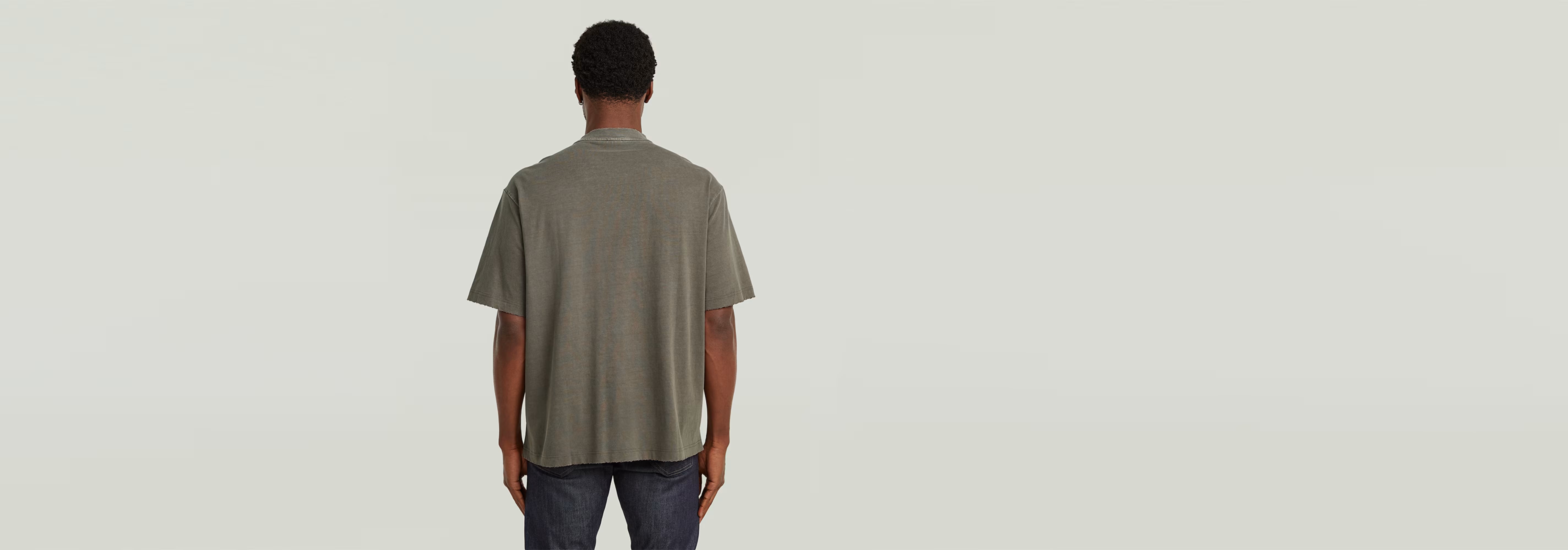 Camiseta Front Angry Bee vista trasera, camiseta de corte relajado, ideal para un look casual y cómodo.