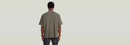 Camiseta Front Angry Bee vista trasera, camiseta de corte relajado, ideal para un look casual y cómodo.